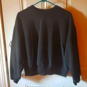 Simple black cropped sweatshirt